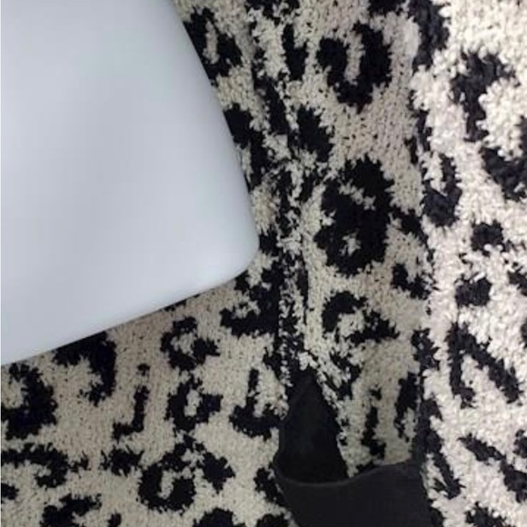 UGG Women’s Black/Cream Wrap Cardigan Sweater Size M - Picture 2 of 7